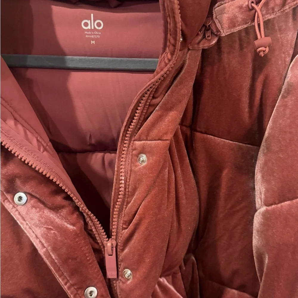ALO Yoga Velvet Cropped Puffer Jacket - Dusty Rose Pink